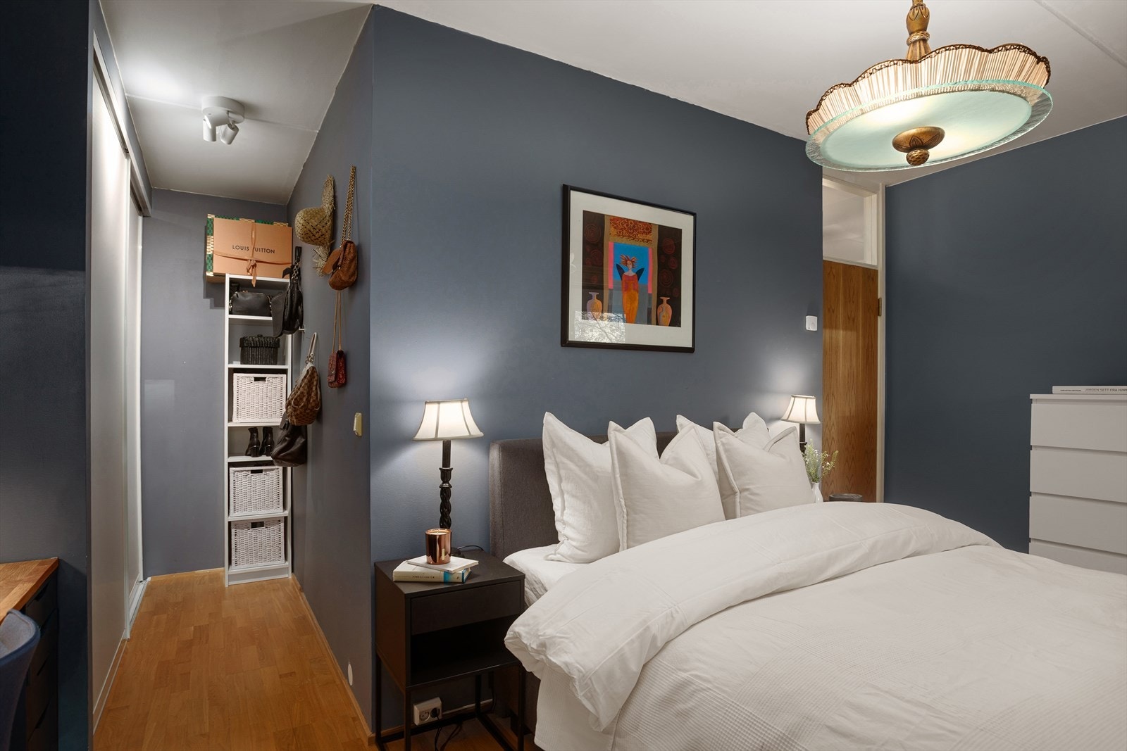 Stor skyvedørsgarderobe med masse oppbevaringsmuligheter Galleribilde