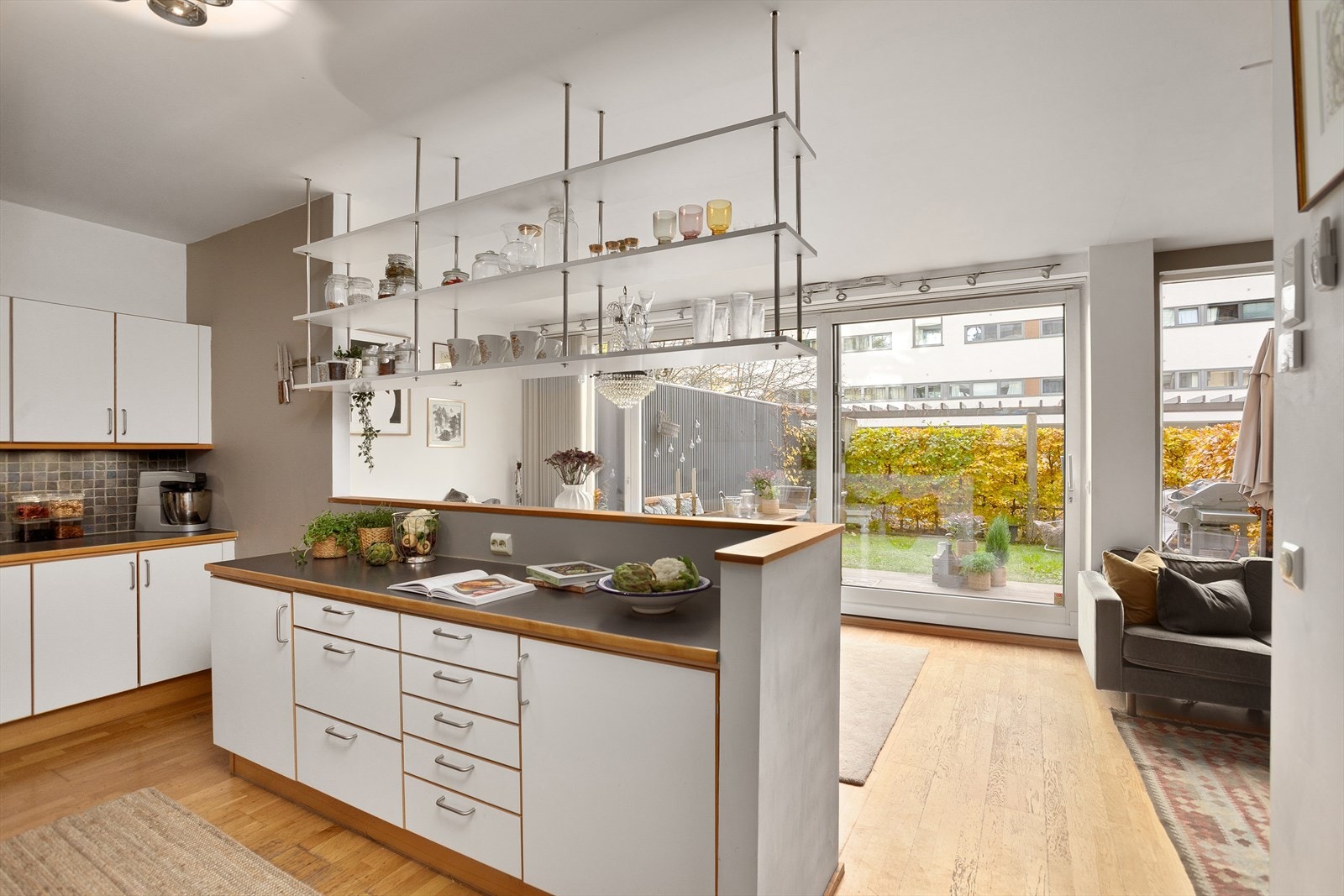 Kjøkkeninnredning fra Ballingslöv med glatte fronter og benkeplate Galleribilde