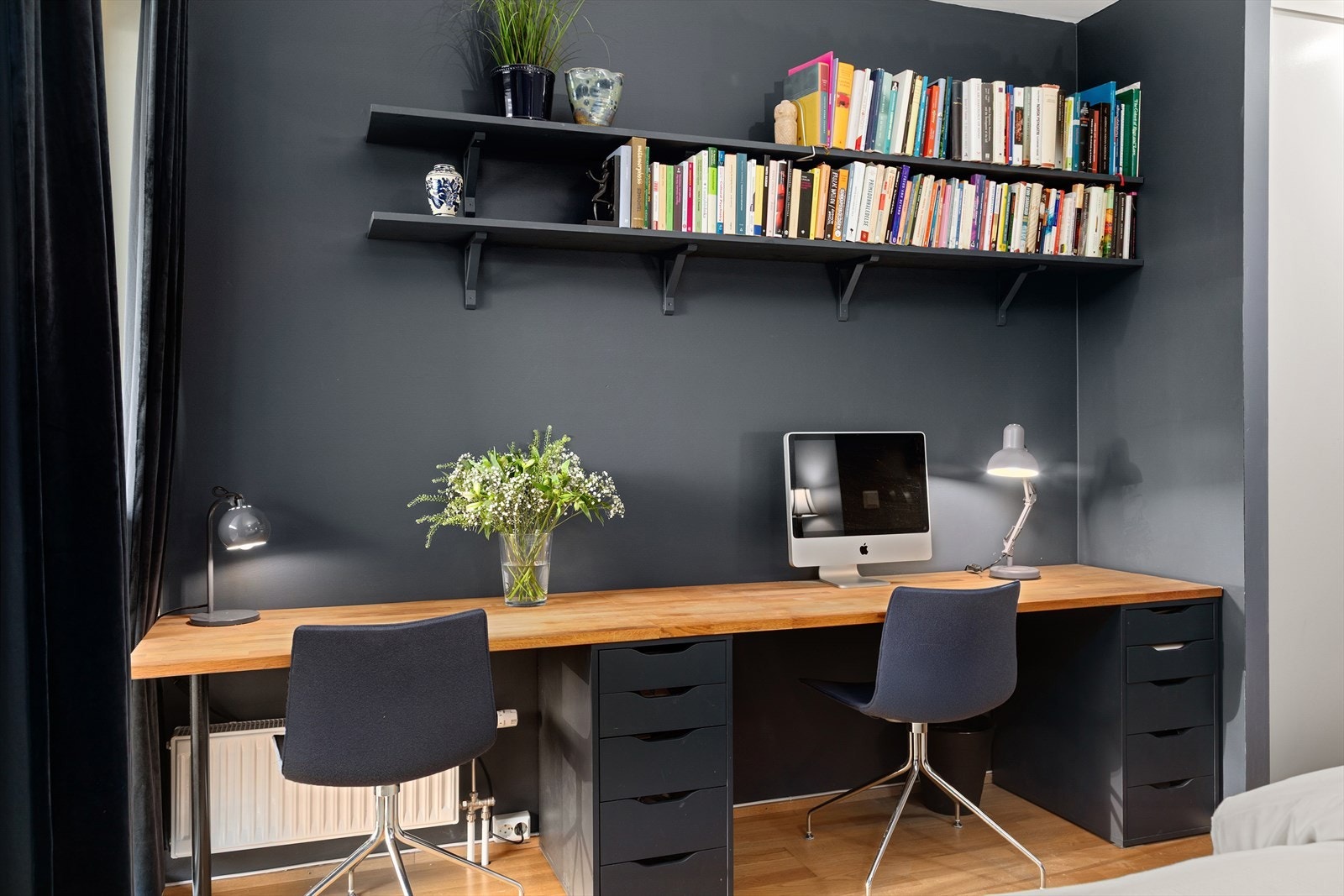 Soverommet er av meget god størrelse og har plass til hyggelig hjemmekontorløsning Galleribilde