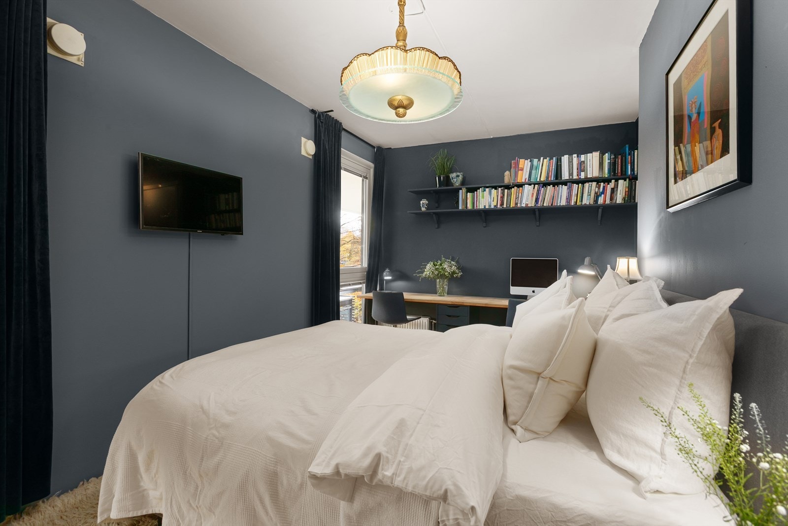 Soverom nr. 2 i 2. etasje. Dette soverommet kan også enkelt deles av til to soverom, med en lettvegg på midten! Galleribilde