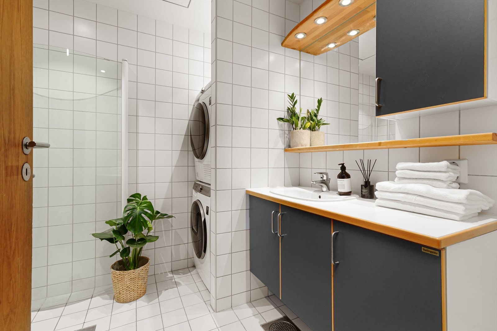 Flislagt baderom i 1. etasje med varme i gulv og opplegg for vaskemaskin/tørketrommel Galleribilde