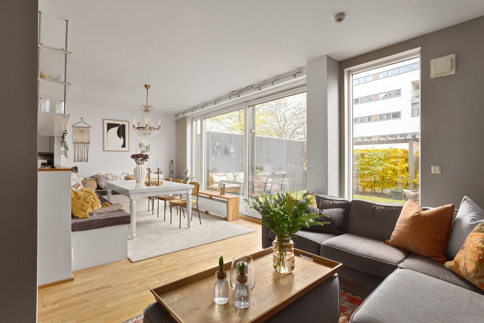 Lys og gjennomført leilighet over to etasjer med egen privat hage Galleribilde