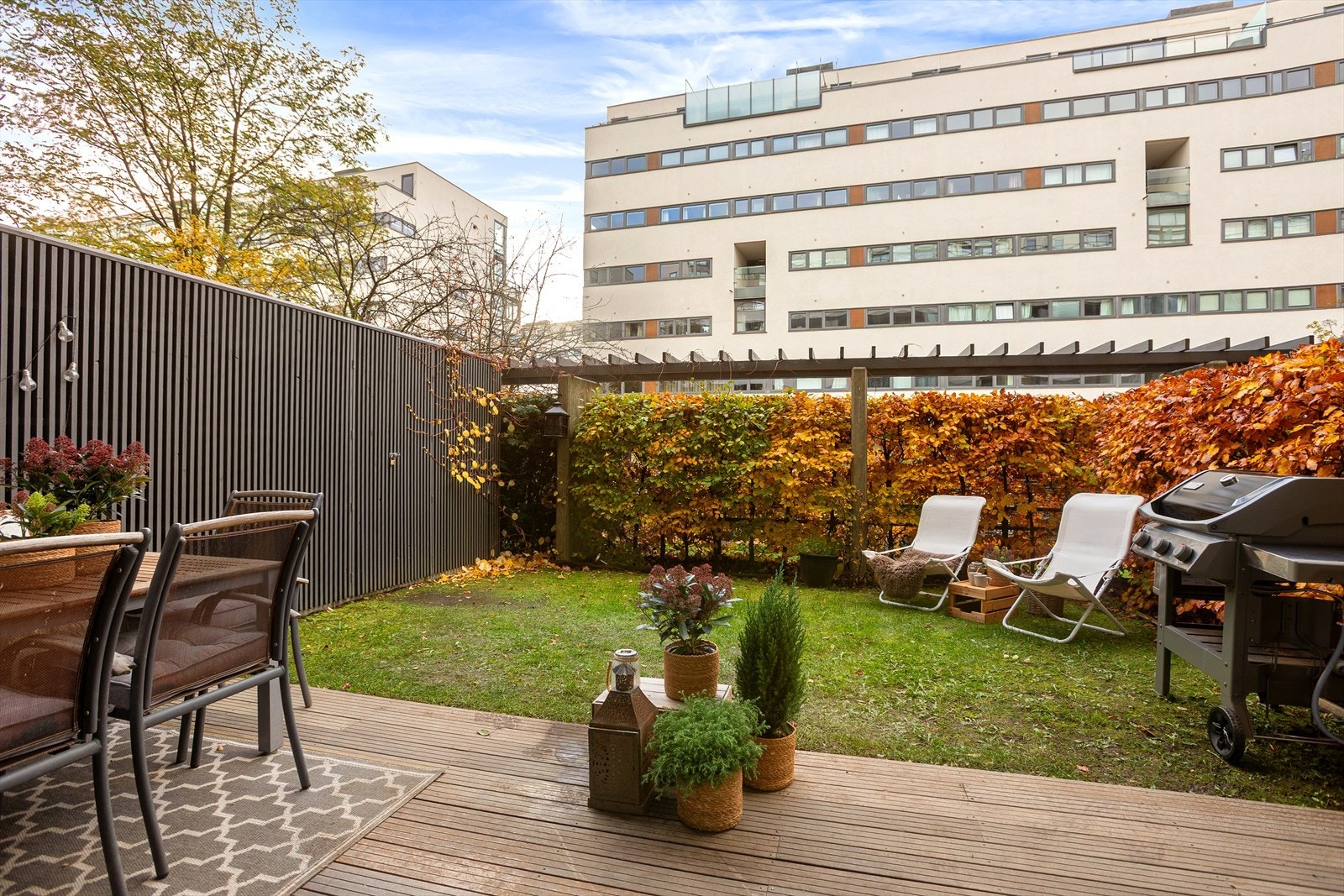 Fra leiligheten har du direkte adkomst til din egen terrasse og hage, skjermet fra resten av sameiet og vendt bort fra Suhms gate. Det finnes ikke mange objekter som dette! Galleribilde