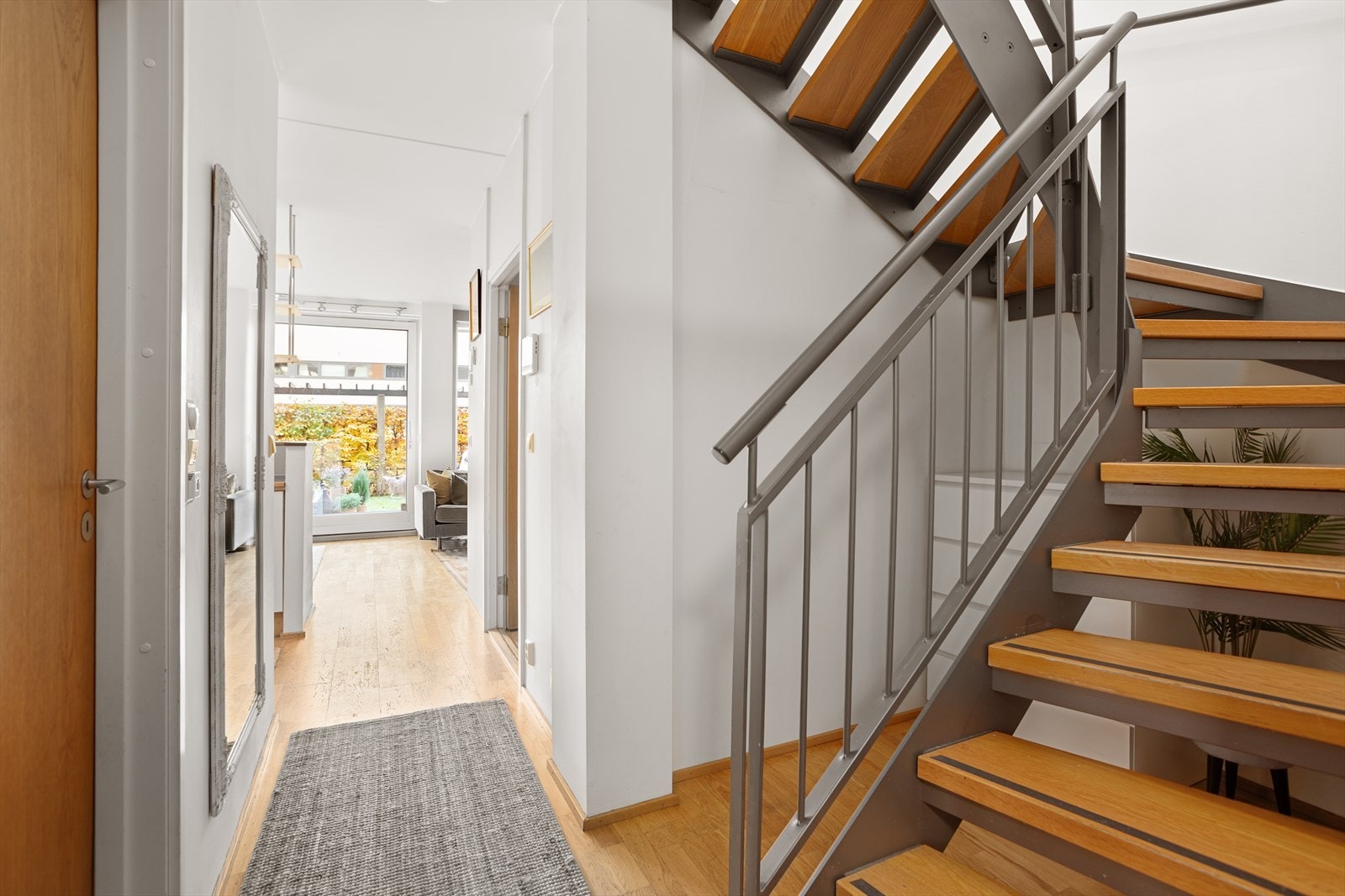 Leiligheten har et helhetlig design med bruk av rene flater, vinduer, eik og ståldetaljer Galleribilde