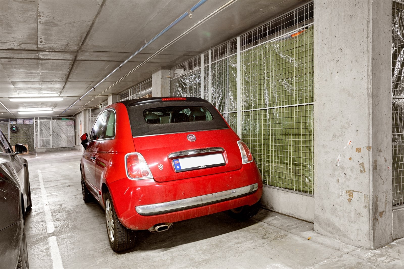 Det medfølger garasjeplass med mulighet for installering av elbil lader. Kjøreadkomst til plassen er via felles garasjeport Galleribilde