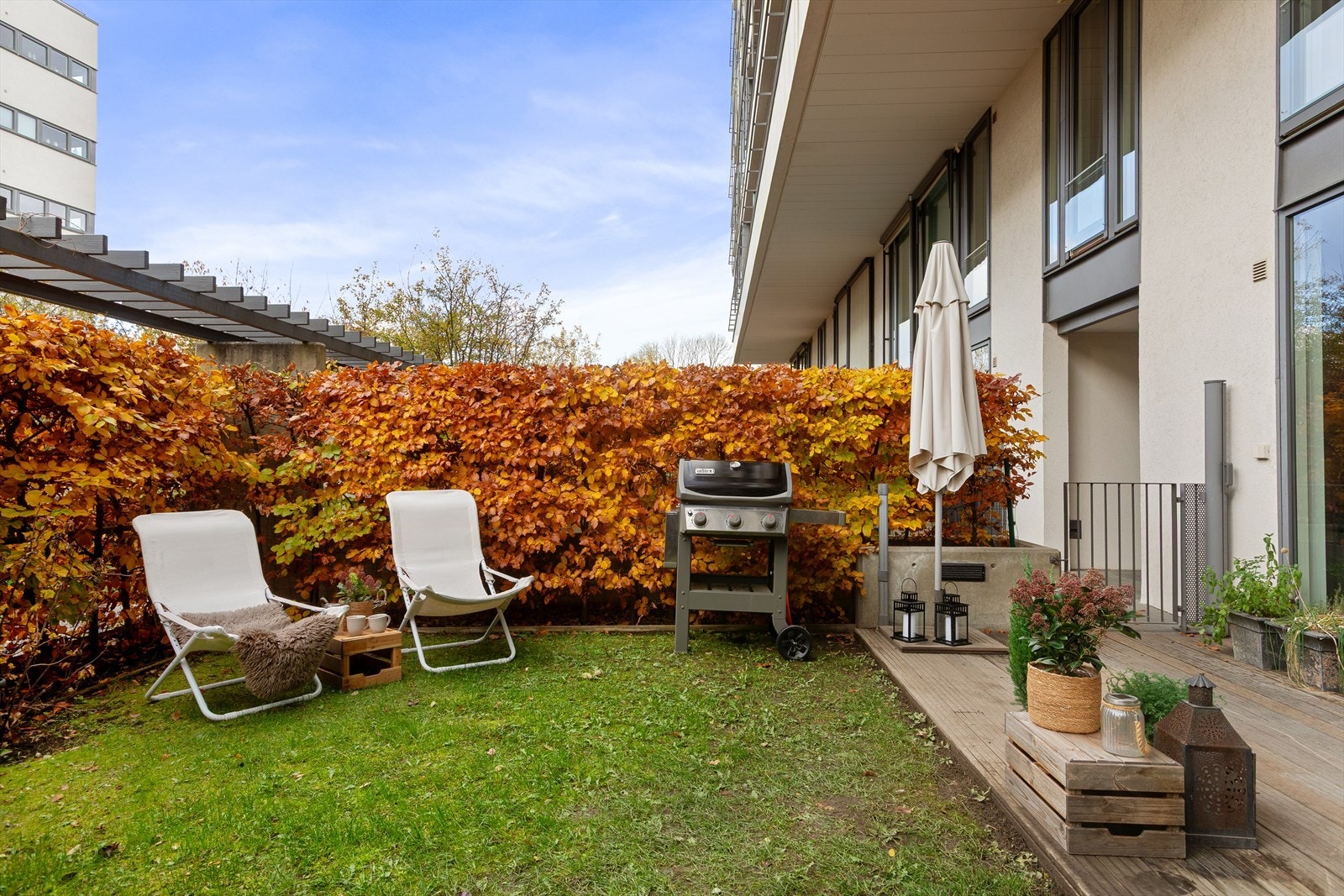 I hagen har du gode solforhold, og er adskilt fra naboene ettersom hagen er innrammet av hekk. Galleribilde