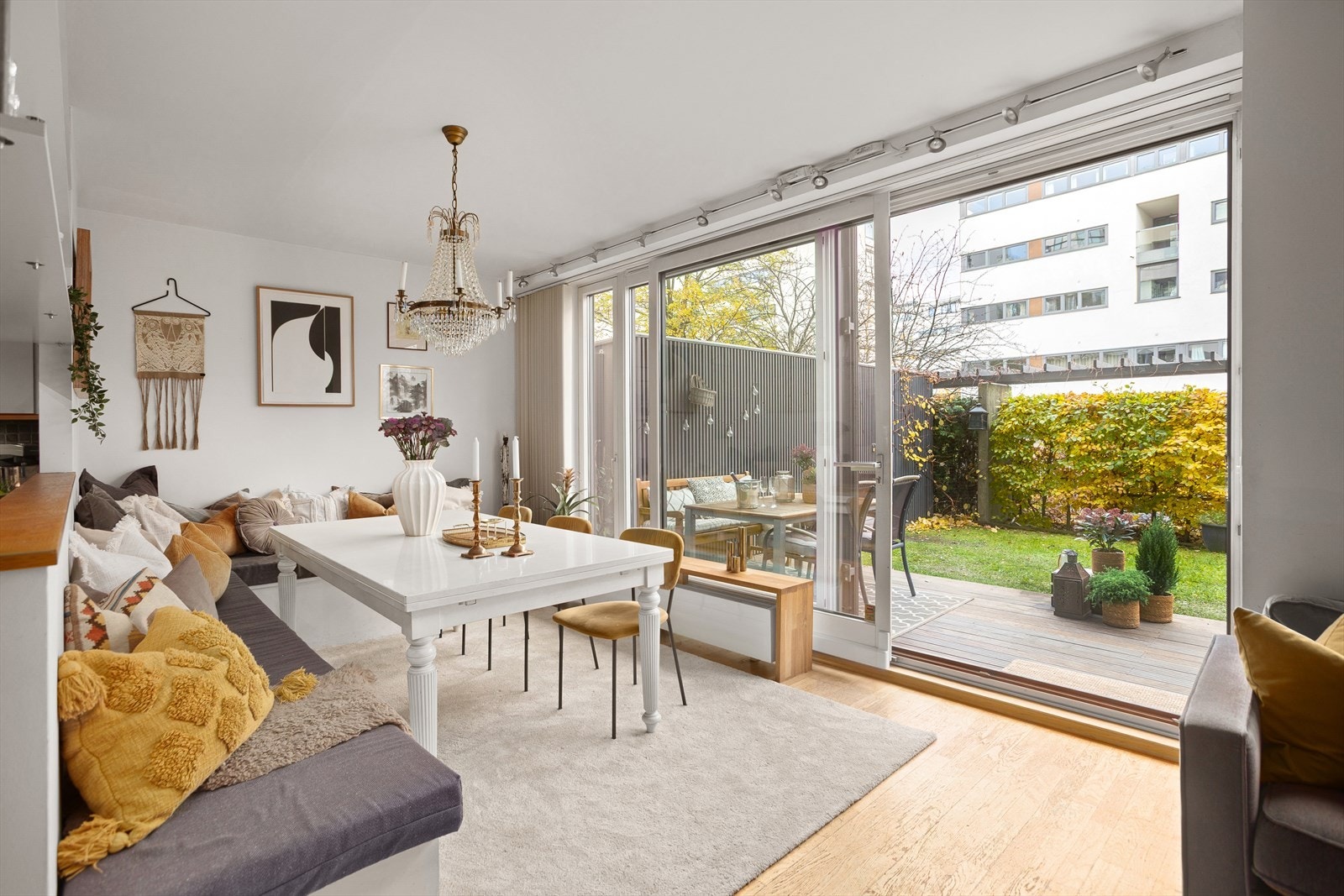 Leiligheten har flere store og flotte vindusflater som slipper inn godt med lys Galleribilde