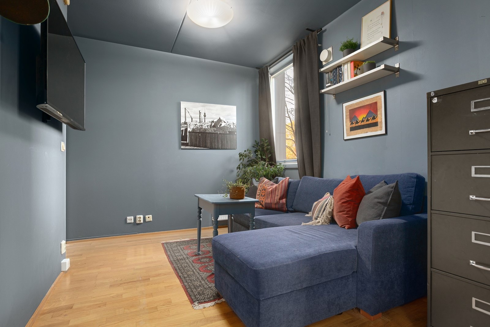 Soverommet i 1. etasje kan enkelt deles av til to soverom med en lettvegg. Du har derfor mulighet til hele 5 gode soverom i leiligheten! Perfekt for den moderne familen. Galleribilde