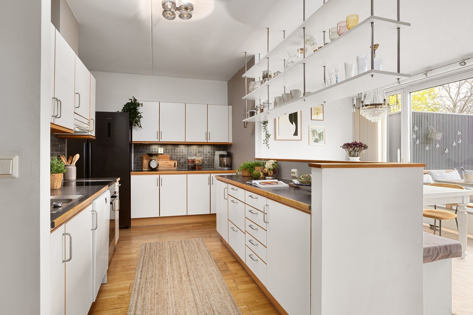 Kjøkkenet har frittstående hvitevarer som medfølger handelen Galleribilde