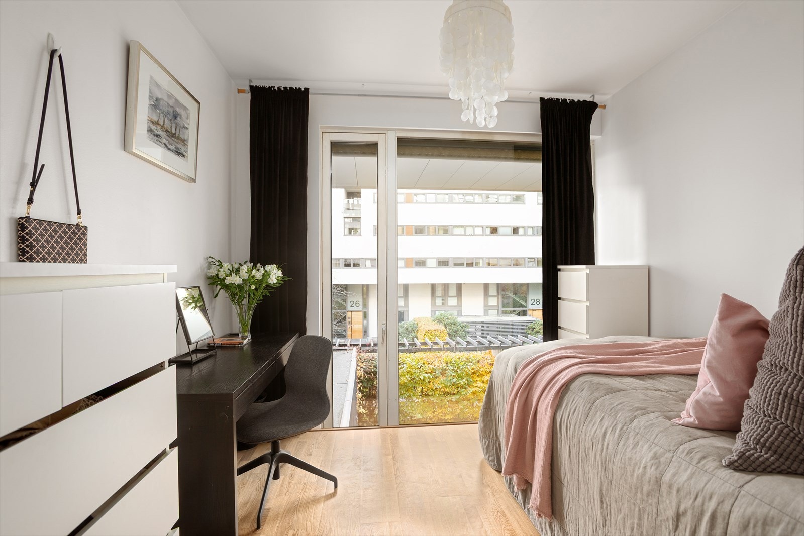 Romslig soverom i 2. etasje Galleribilde