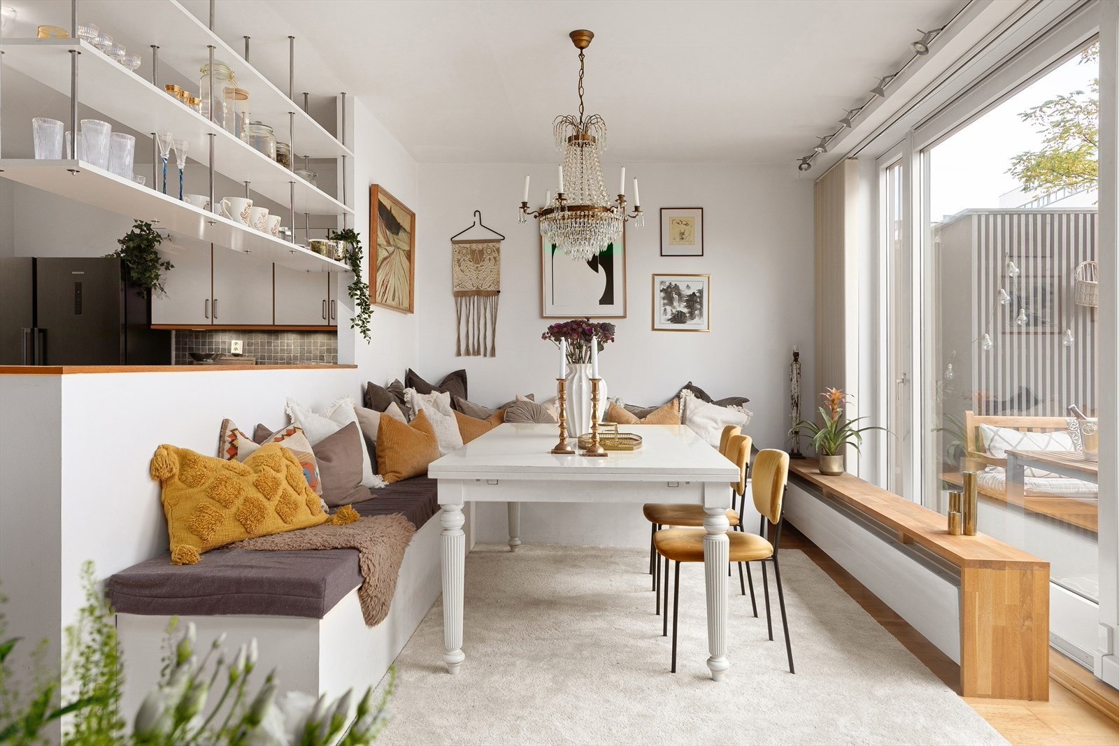 Dette er en fantastisk leilighet med utgang til egen hage, flott stue, kjøkken og spisestue i ett, som utgjør et meget hyggelig allrom med en åpen og sosial løsning! Galleribilde