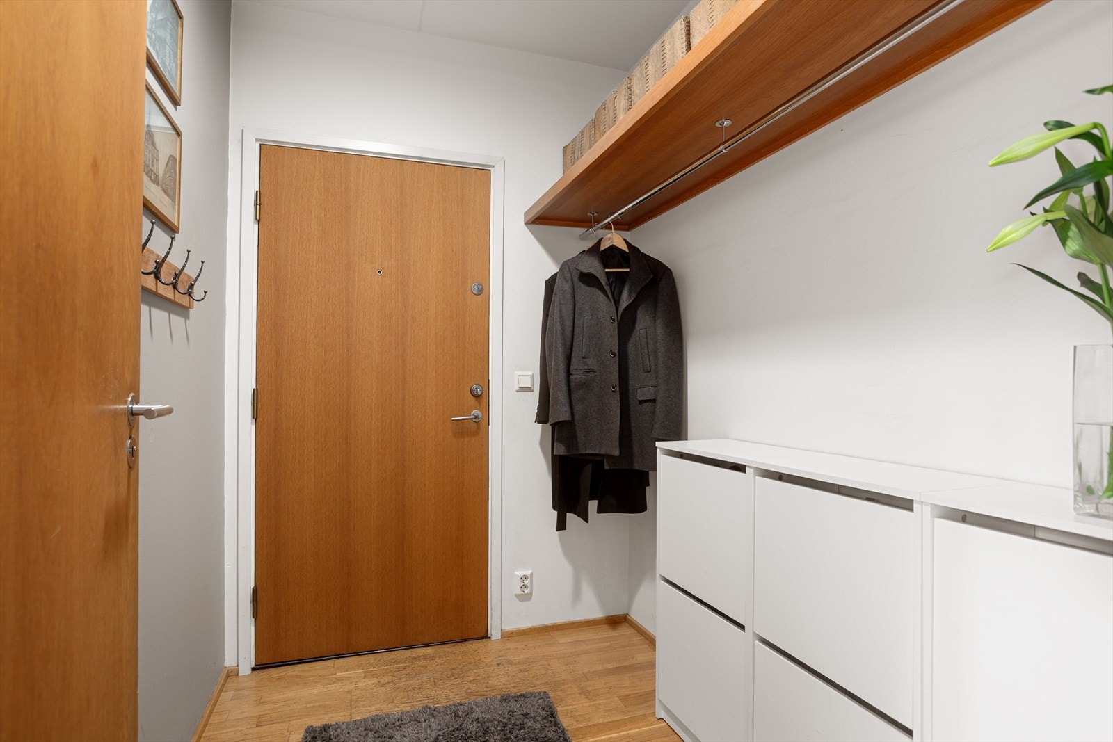 Entrè i 1. etasje med god plass til å henge fra seg yttertøy og sette fra seg sko Galleribilde