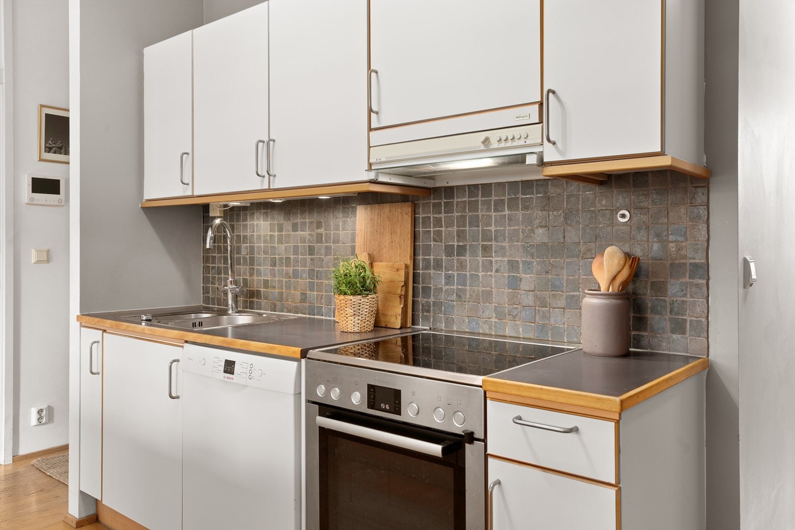 Kjøkkenet er godt utstyrt og har god skap- og benkeplass Galleribilde