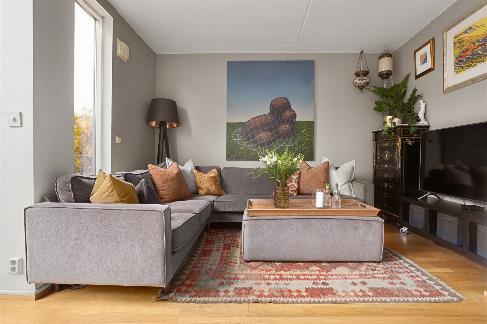 Hyggelig sofakrok med plass til stor sofaløsning med tilhørende møblement Galleribilde