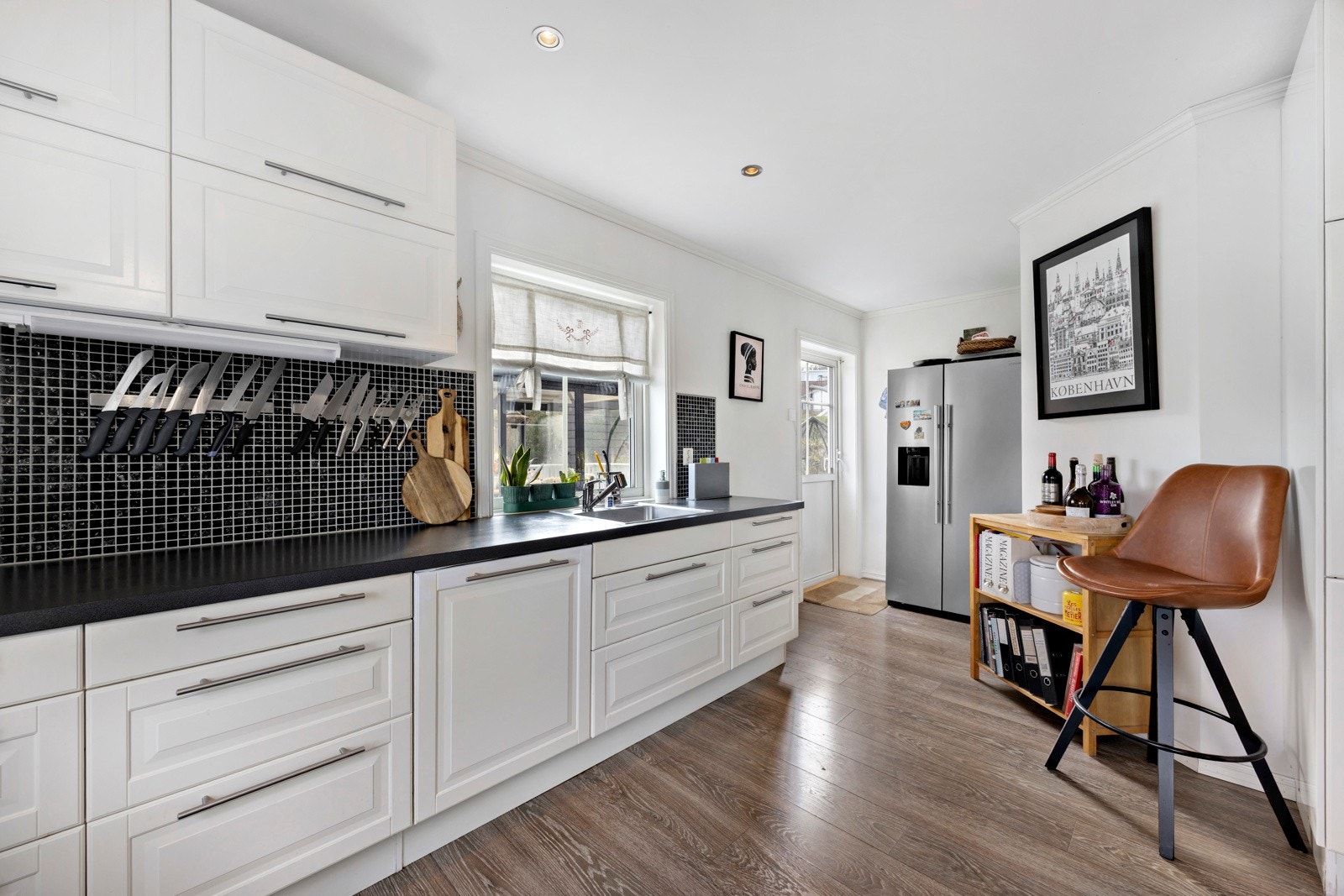 Herfra er det utgang til en egen terrasse - perfekt for frokost i morgensolen. Galleribilde