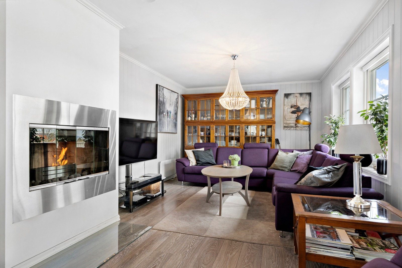 Delikat peis i stuen som gir en varm og koselig atmosfære. Galleribilde