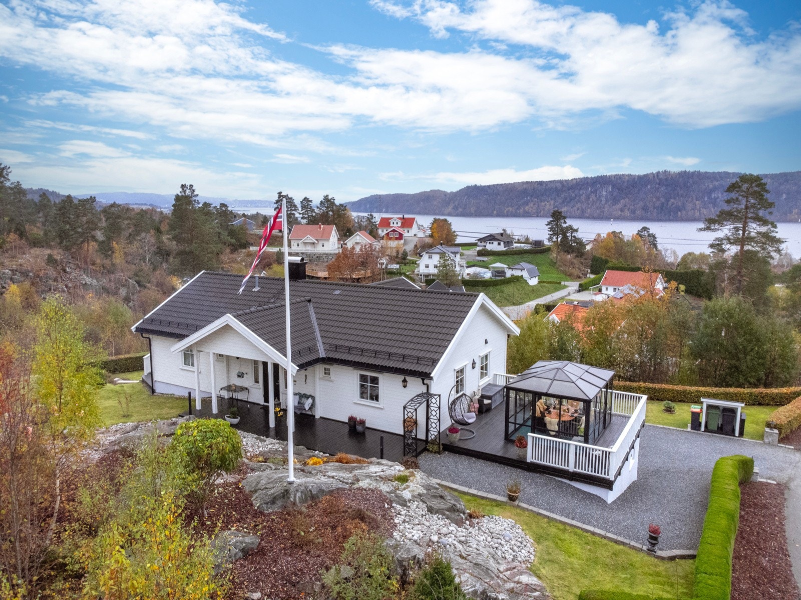 En eiendom som kombinerer moderne komfort, gjennomtenkte løsninger og en rolig, naturskjønn beliggenhet. Galleribilde