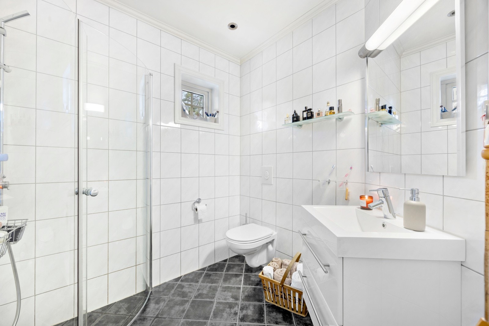 Lyst og delikat bad i 1. etasje Galleribilde