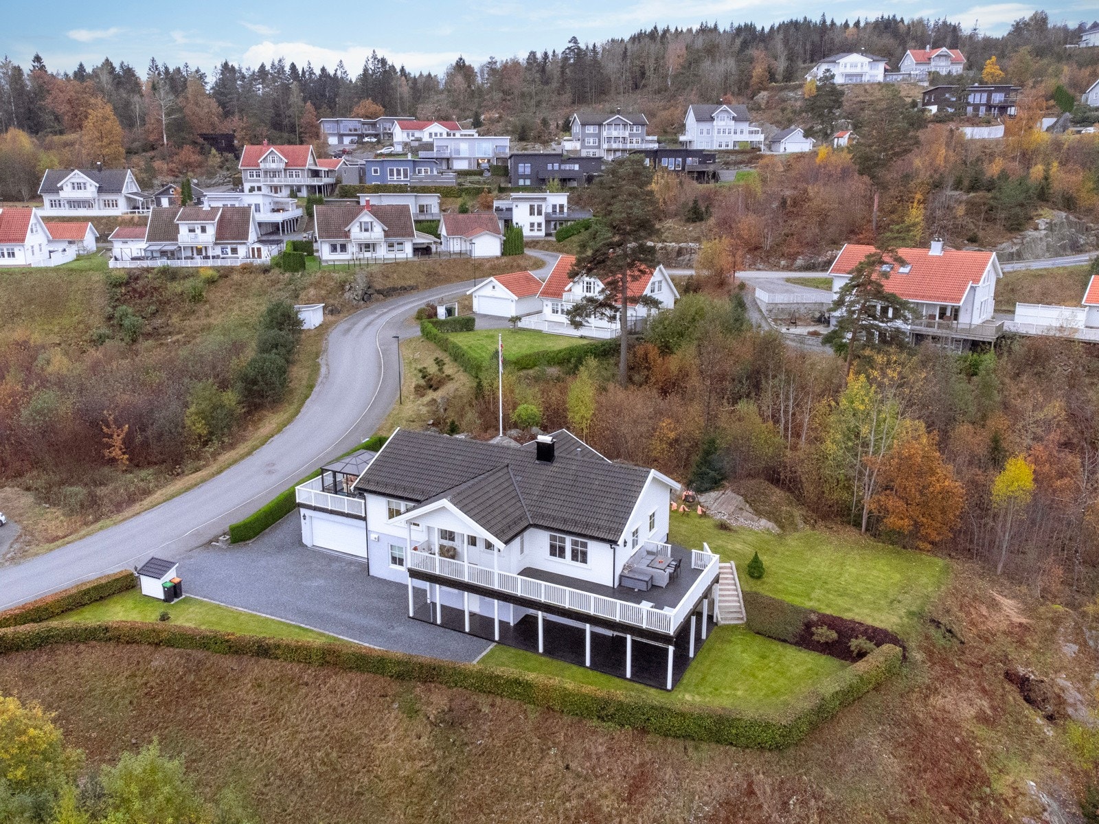 Tomten er skjermet og grenser ikke mot naboer, noe som gir en fredelig og privat atmosfære. Rett utenfor døren finner du flotte turområder, og sjøen er like i nærheten - perfekt for spaserturer, lek og hyggelige stunder med familie og venner. Galleribilde