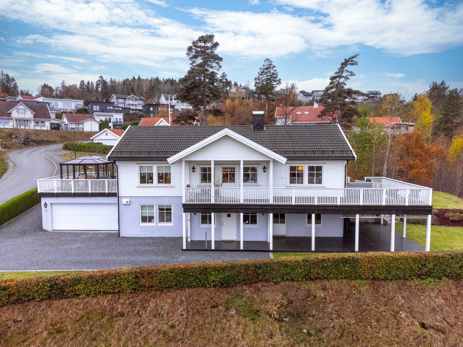 Eneboligen ligger i et attraktivt og rolig boligområde i Findalskleiva på Stathelle, med en beliggenhet som virkelig inviterer til trivsel og hjemmekos. Galleribilde