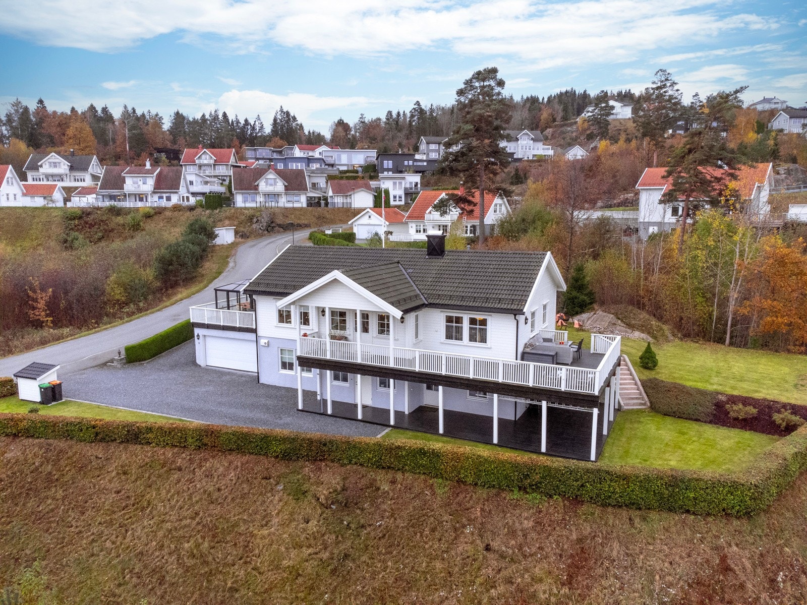 Boligen fremstår som lys, harmonisk og trivelig, med en planløsning som passer perfekt for familielivet. Galleribilde
