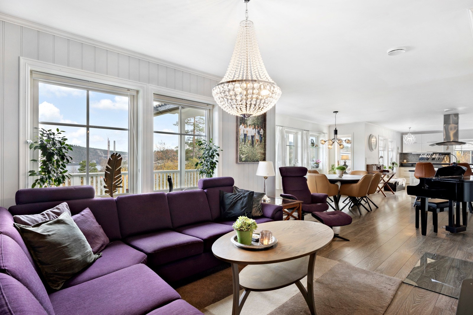 en stor og luftig stue med rikelig lysinnslipp, vakker utsikt mot fjorden og direkte utgang til en solrik terrasse Galleribilde