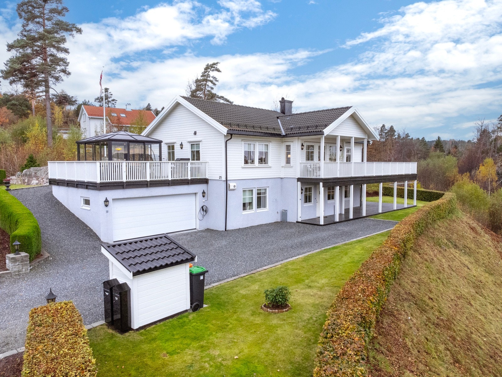 Meglerhuset Telemark har gleden av å presentere denne innbydende og tidløse eneboligen i attraktive Findalskleiva på Stathelle Galleribilde