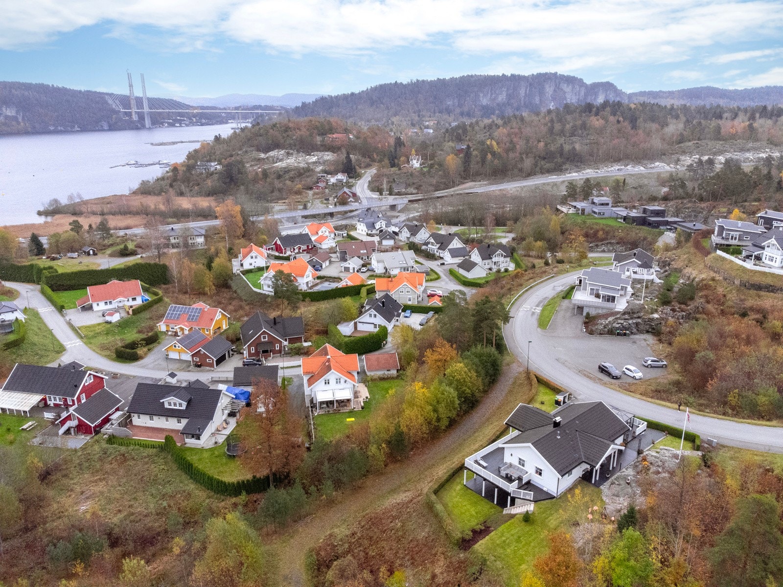 Fra boligen kan du nyte vakker utsikt over Frierfjorden og Grenlandsbruene, og hver kveld kan solen farge landskapet i gyldne toner. Galleribilde