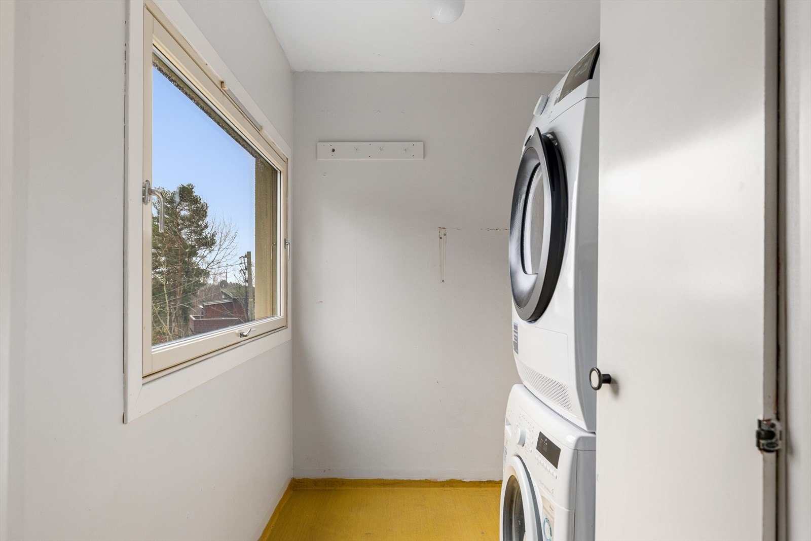 Praktisk separat vaskerom gir deg en funksjonell løsning for klesvask og oppbevaring. Her får du god plass til vaskemaskin, tørketrommel og lagring, slik at du kan holde resten av boligen ryddig og organisert - perfekt for en effektiv hverdag. Galleribilde
