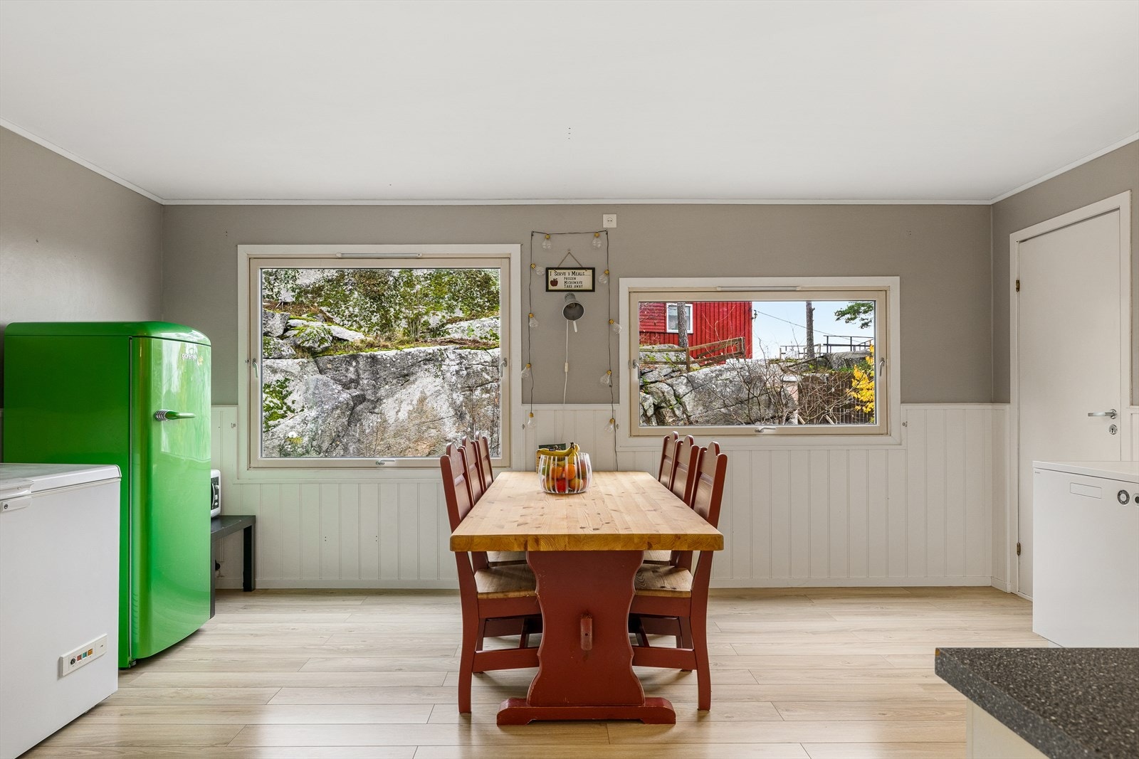 Kjøkkenet har god plass til et stort spisebord - perfekt for hyggelige måltider med familie og venner. Den åpne og luftige løsningen gir rom for både hverdagskomfort og sosiale sammenkomster, samtidig som du kan nyte utsikten fra spiseplassen. Galleribilde