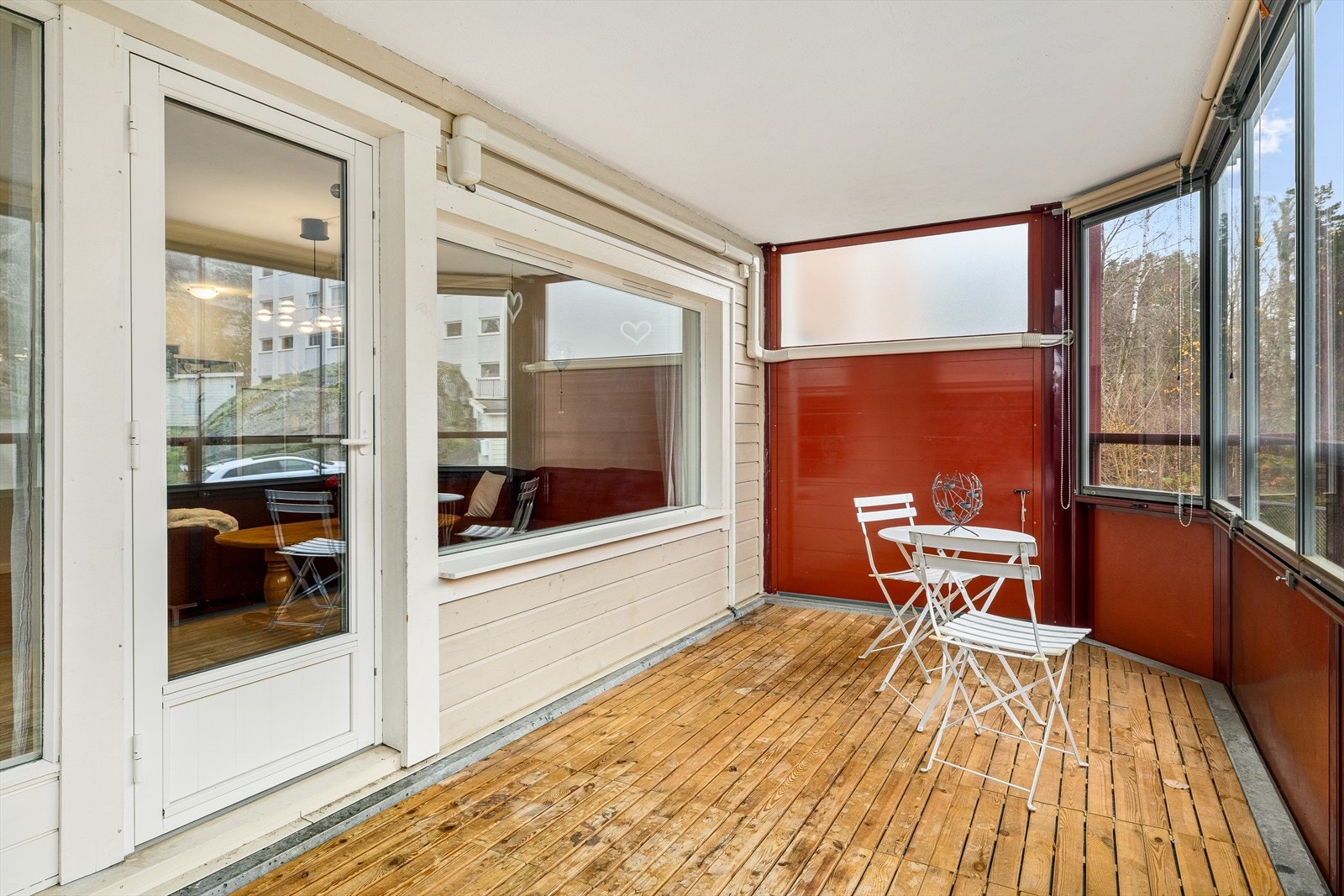 Stor og innglasset veranda som gir deg ekstra areal og en lun uteplass store deler av året. Galleribilde