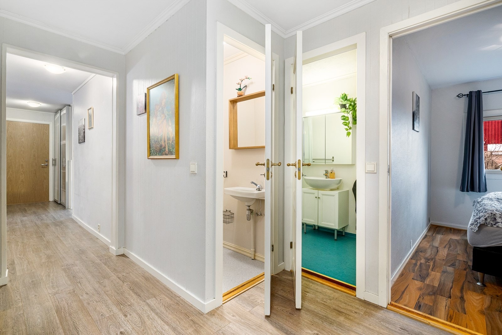 Lys og praktisk soveromsgang som binder rommene sammen på en ryddig måte. Her får du en god flyt i boligen og enkel tilgang til både soverom, bad og oppbevaringsløsninger. Galleribilde