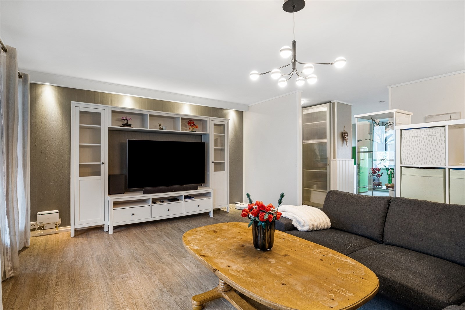 Romslig og lys stue med store vindusflater som slipper inn rikelig med dagslys. Her er det god plass til både sofagruppe og spisebord. Galleribilde