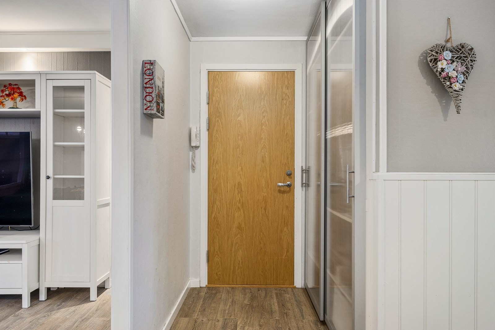 Velkommen inn i en lys og innbydende entré med praktisk skyvedørsgarderobe som gir god plass til oppbevaring av klær og sko. Her får du en ryddig og funksjonell start på boligen - perfekt for en organisert hverdag. Galleribilde