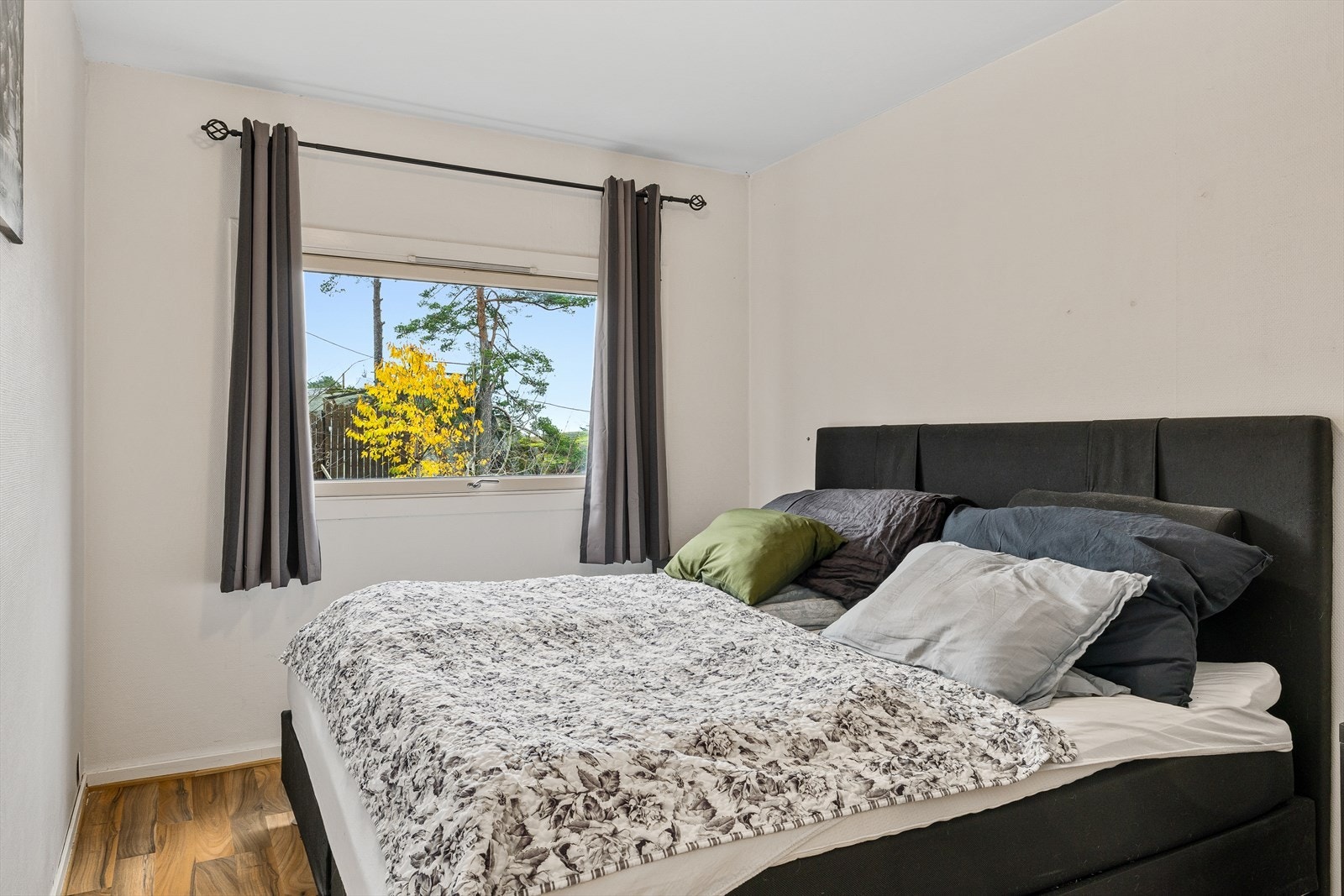 Hovedsoverommet er romslig og gir god plass til dobbeltseng og tilhørende møbler. Lyse vegger og gulvlaminat skaper en behagelig atmosfære. Galleribilde