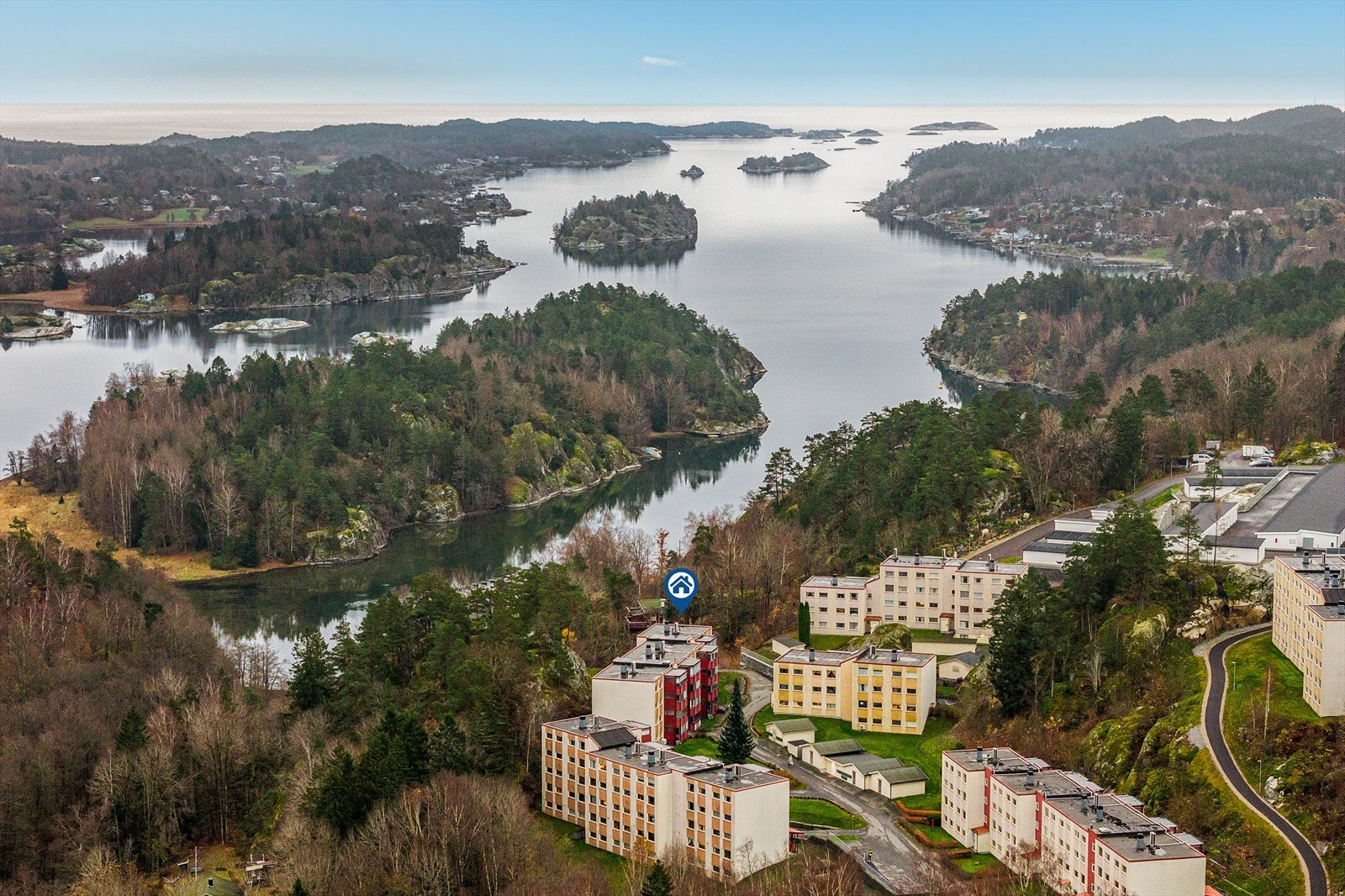 Mefjorden i all sin prakt. Nyt det skiftende lyset og den rolige fjorden som gir en unik atmosfære - perfekt for deg som setter pris på natur og nærhet til sjøen. Galleribilde