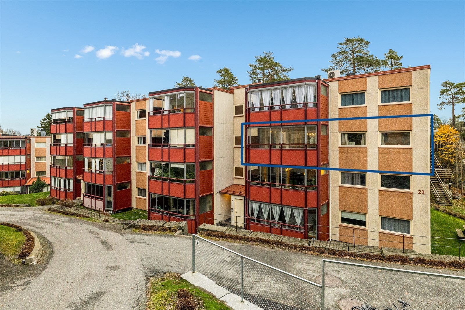 Flott andelsleilighet i 3. etasje med romslig innglasset balkong - perfekt for å nyte utsikten og forlenge utesesongen. Foto: Karl Filip Kronstad. Galleribilde