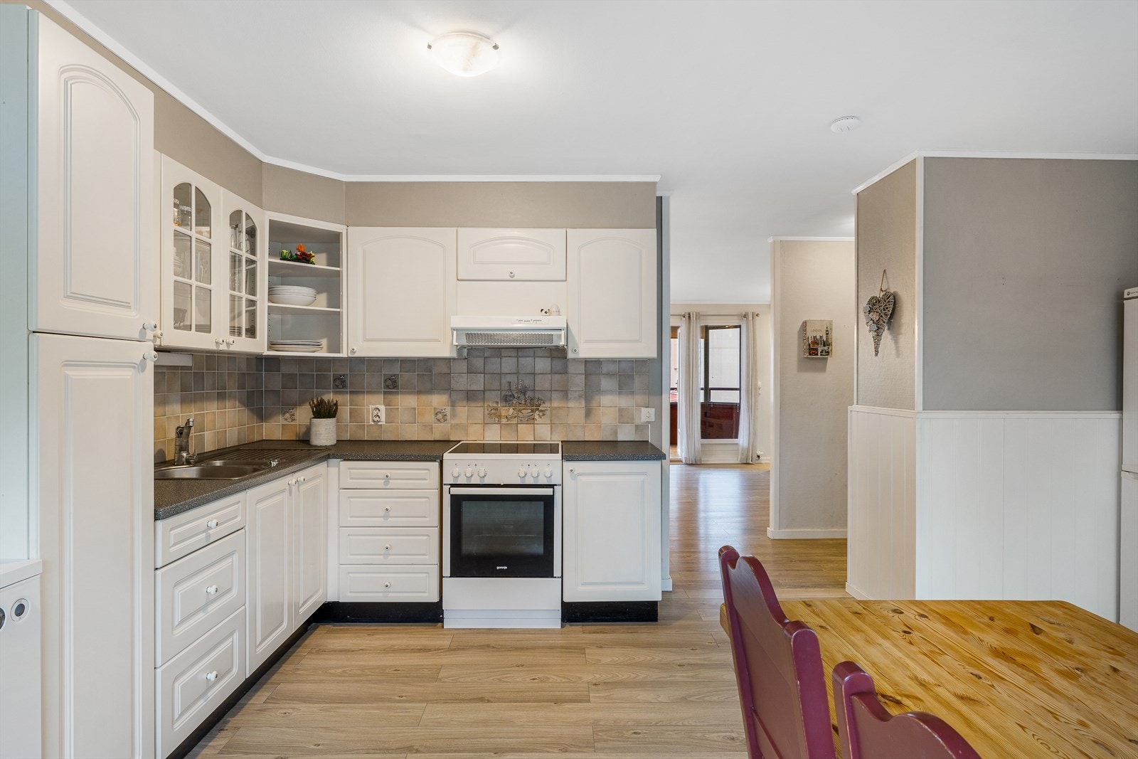 Kjøkkenet har rikelig med skapplass som gir praktisk og oversiktlig oppbevaring av alt du trenger i hverdagen. Her får du en funksjonell løsning som kombinerer god lagringskapasitet med et stilrent uttrykk - perfekt for deg som ønsker orden og romslighet. Galleribilde