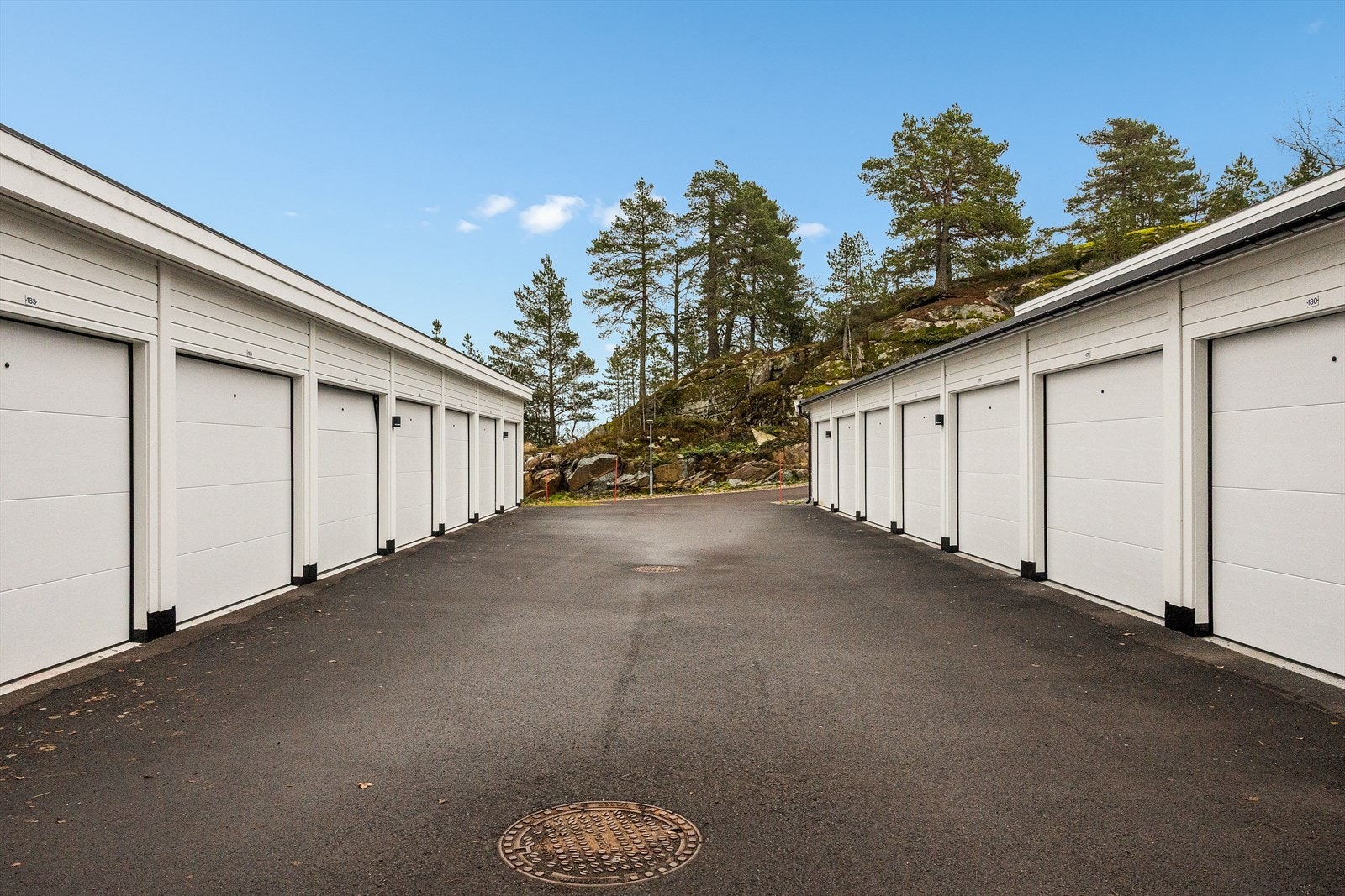 Nyere garasjeanlegg gir trygg og enkel parkering for bilen. Her får du en moderne løsning med god plass og enkel adkomst. Galleribilde