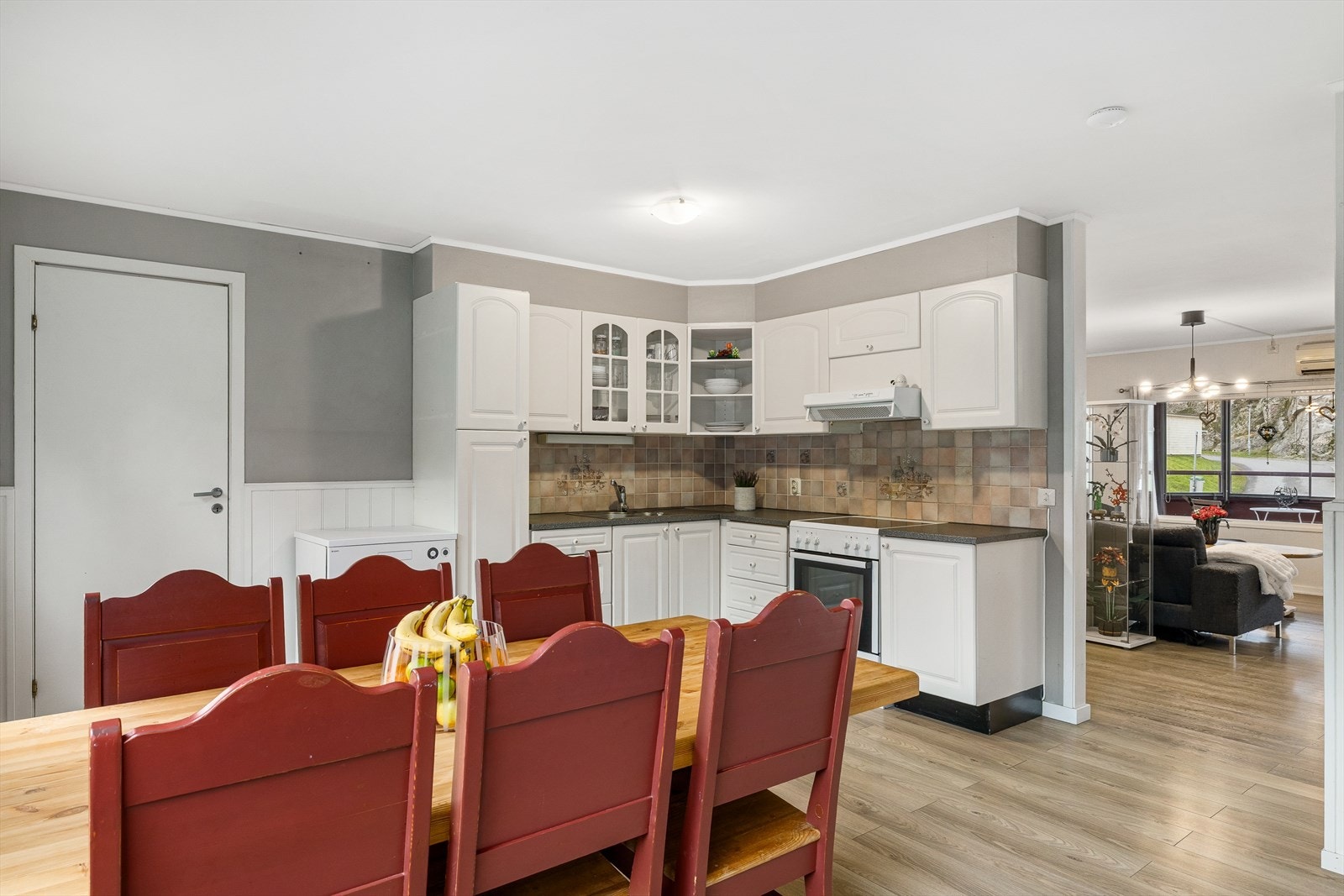 Fra kjøkkenet har du direkte inngang til et praktisk vaskerom - en løsning som gjør hverdagen enklere. Her får du kort vei mellom matlaging og klesvask, og rommet gir god plass til oppbevaring og organisering. Perfekt for en funksjonell og effektiv bolig. Galleribilde