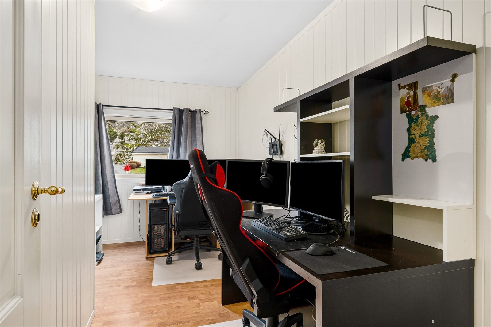 Soverom nr. 3 gir fleksible muligheter og er her innredet som gaming- og kontorrom. Lyse flater og god plass gjør det enkelt å tilpasse rommet til dine behov - enten som barnerom, gjesterom eller hjemmekontor. Galleribilde