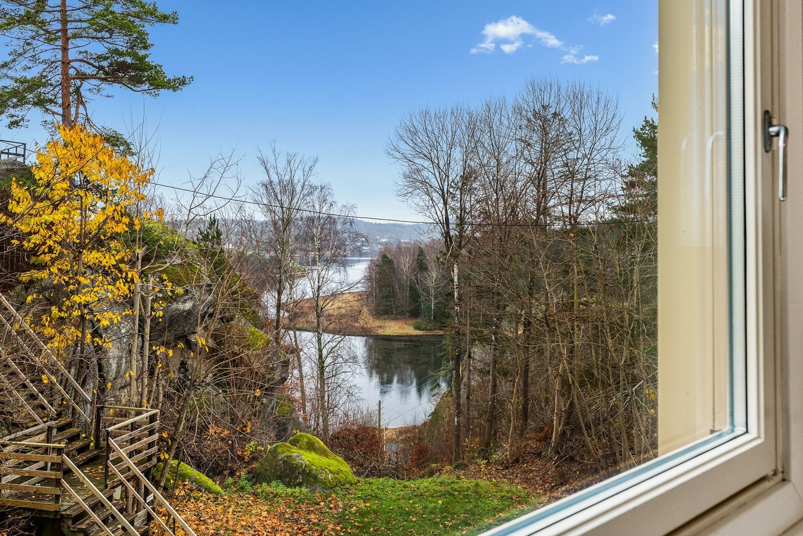 Fra kjøkkenvinduet kan du nyte en fantastisk fjordutsikt - en unik kvalitet som gir både lys og en følelse av ro i hverdagen. Her får du en utsikt som gjør måltidene ekstra hyggelige og gir boligen det lille ekstra. Galleribilde