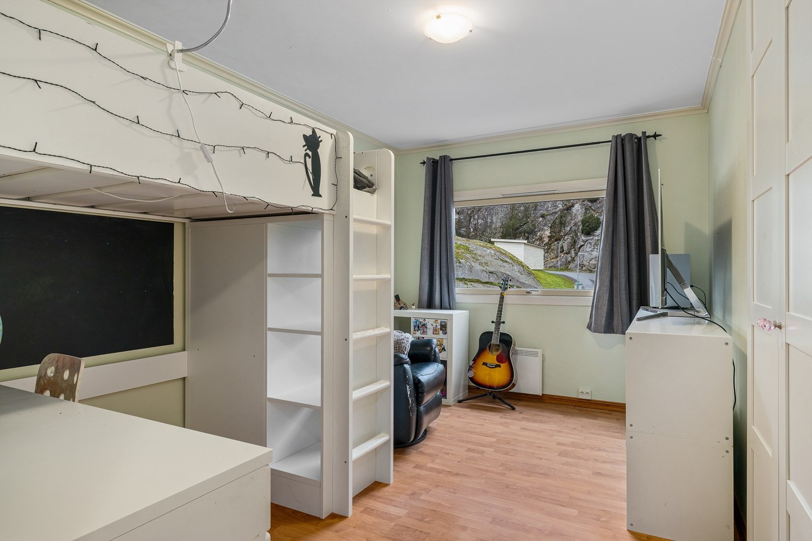 Soverom nr. 2 er lyst og romslig med god plass til seng og oppbevaring. De nøytrale fargene og gulvlaminat gir et moderne preg, og rommet passer perfekt som barnerom, gjesterom eller hjemmekontor - fleksibilitet for dine behov. Galleribilde