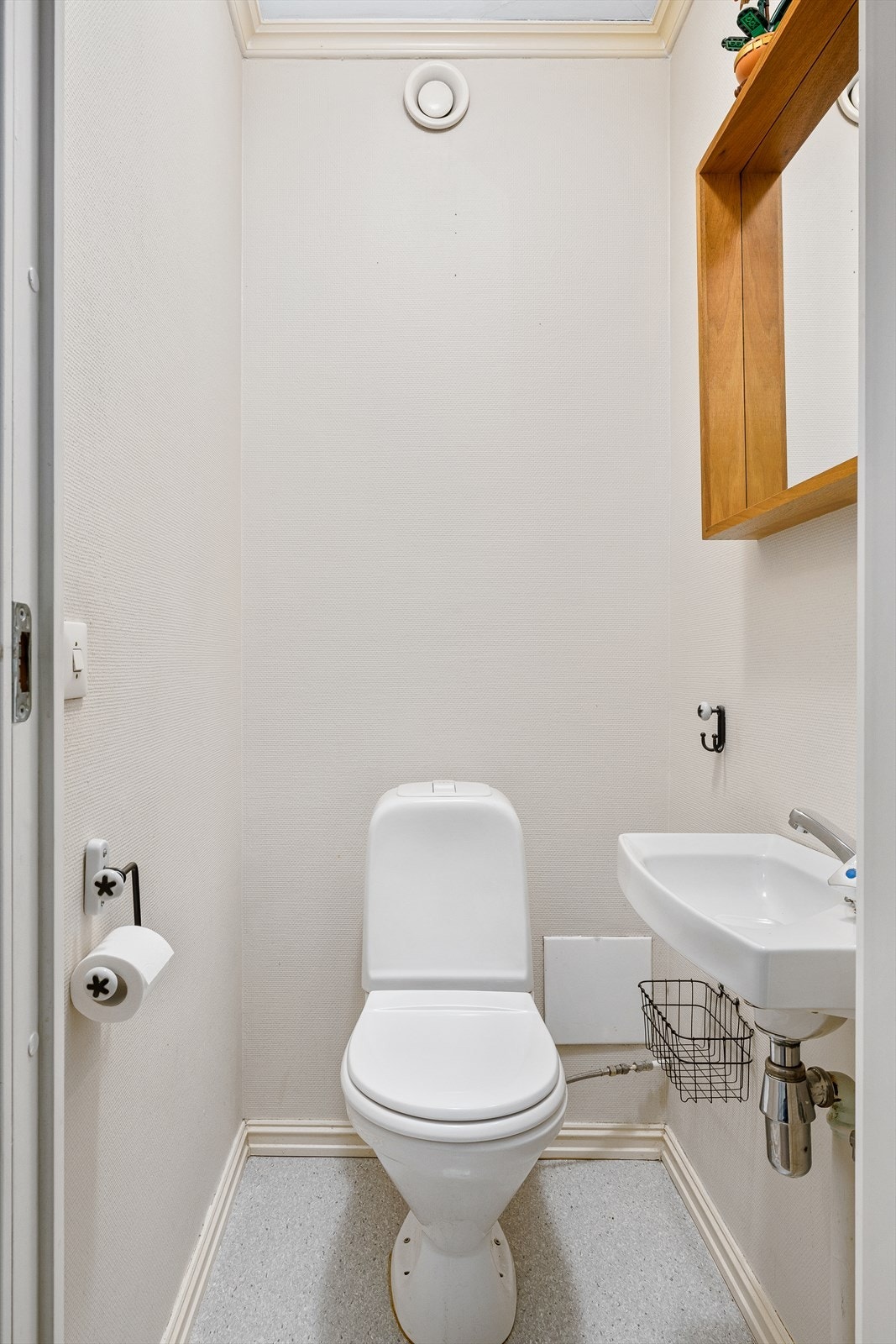 Separat toalettrom gir en smart og funksjonell løsning i hverdagen. Dette gjør det enklere når flere skal bruke badet samtidig, og gir ekstra komfort for både familie og gjester. En detalj som gjør boligen mer praktisk og fleksibel. Galleribilde