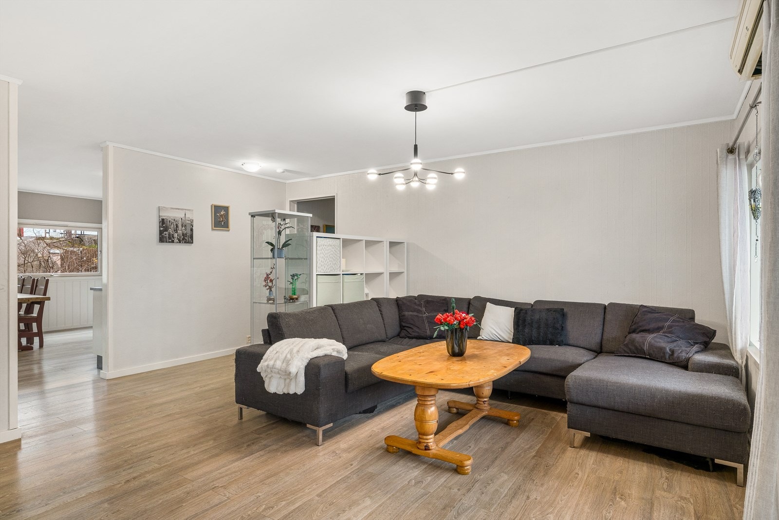 Gjennomgående lyse og nøytrale farger gir boligen et moderne og tidløst preg. Dette skaper en behagelig atmosfære og gjør det enkelt å sette sitt eget preg med møbler og interiør. Perfekt for deg som ønsker en stilren og fleksibel base. Galleribilde