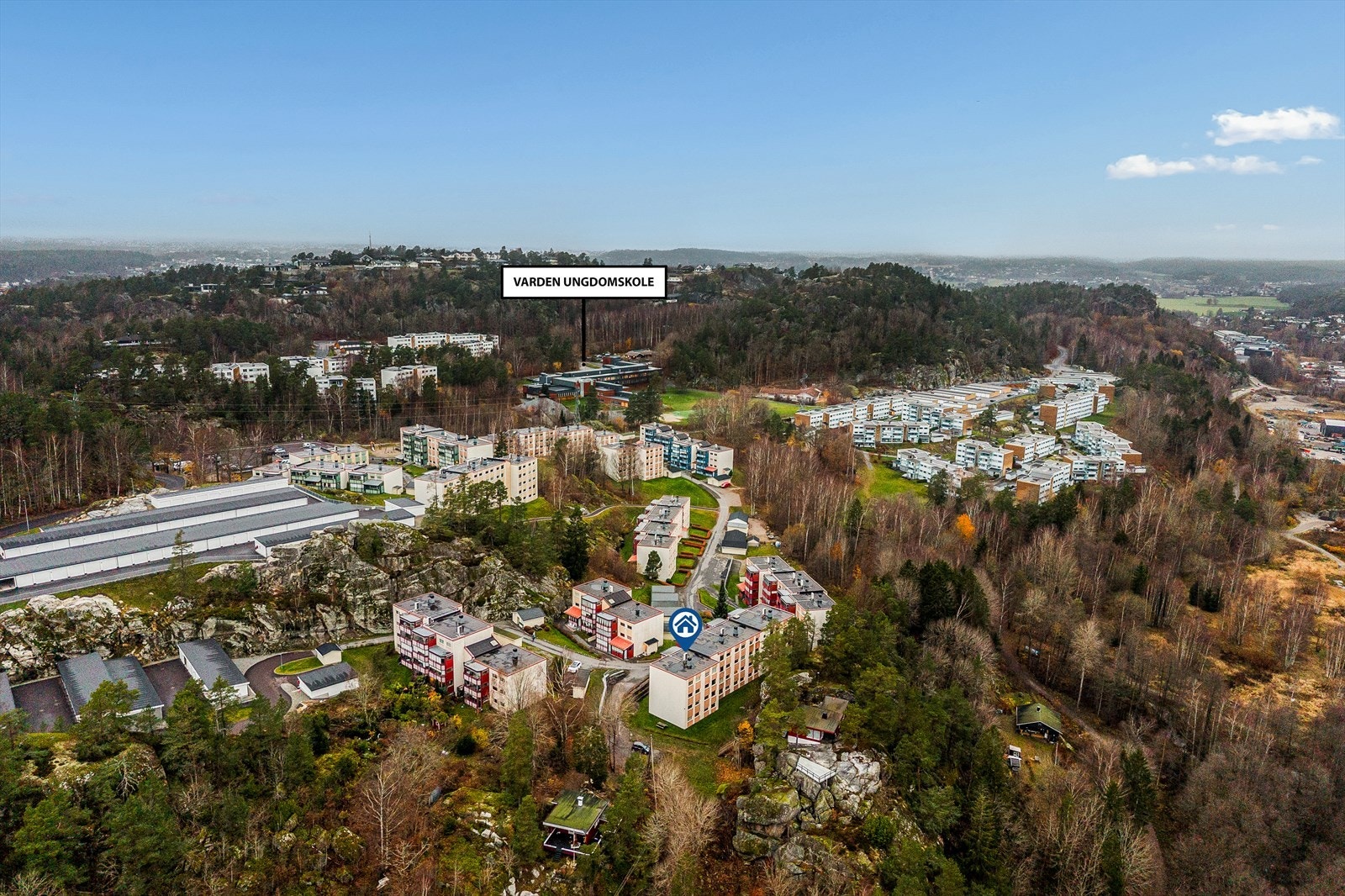 Boligen ligger svært sentralt med gangavstand til både skoler og barnehage. Dette gir en trygg og praktisk hverdag for familier, med korte avstander til viktige fasiliteter og et barnevennlig nærmiljø. Galleribilde