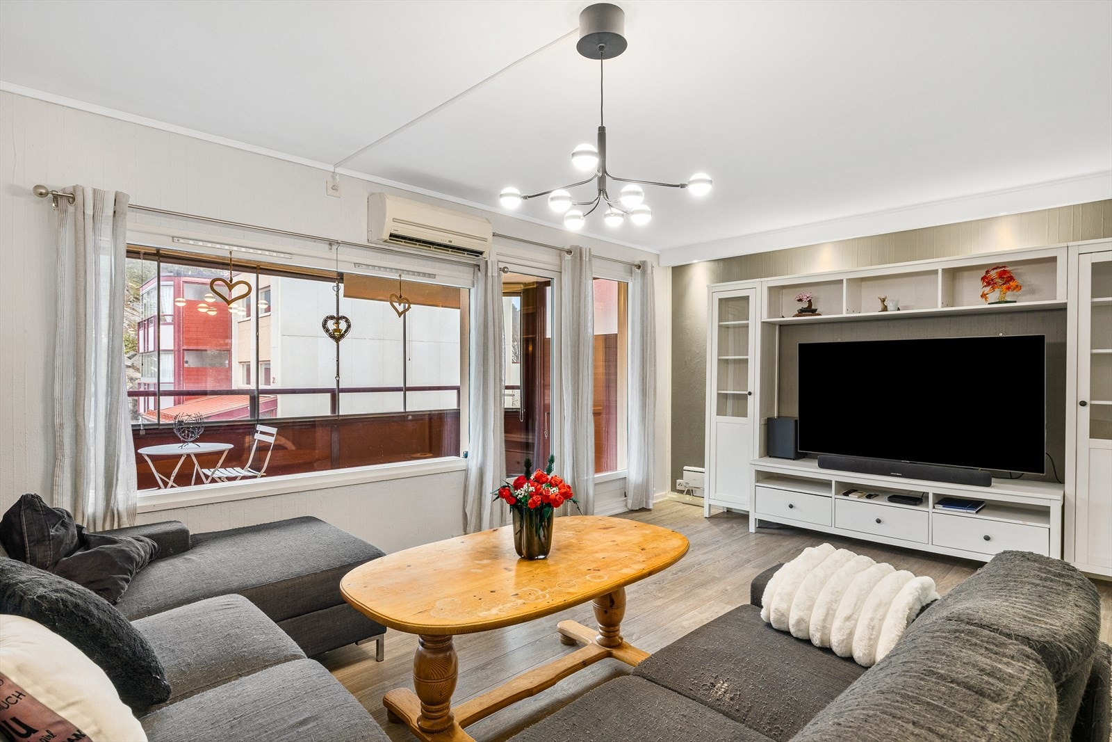 Stuen har varmepumpe som gir jevn og rimelig oppvarming - en smart løsning for komfort året rundt. Fra stuen er det direkte utgang til en romslig innglasset veranda, perfekt for å nyte utsikten og forlenge utesesongen i lune omgivelser. Galleribilde