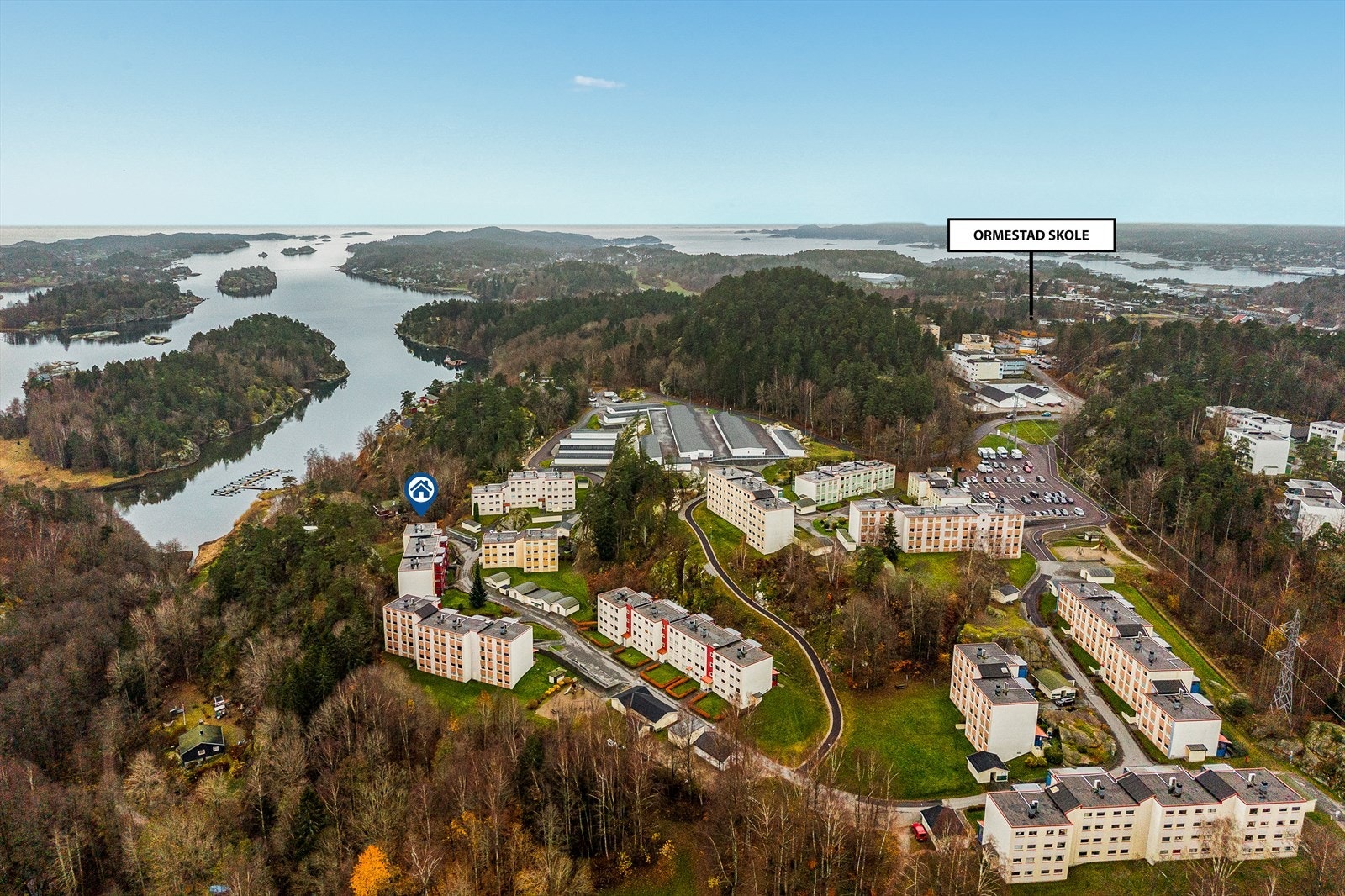 Nydelig beliggenhet i umiddelbar nærhet til fjorden - her bor du med kort vei til strand og flotte turområder. Gangavstand til både barne- og ungdomsskole gjør dette til et perfekt sted for familier som ønsker trygghet og praktiske løsninger i hverdagen. Galleribilde