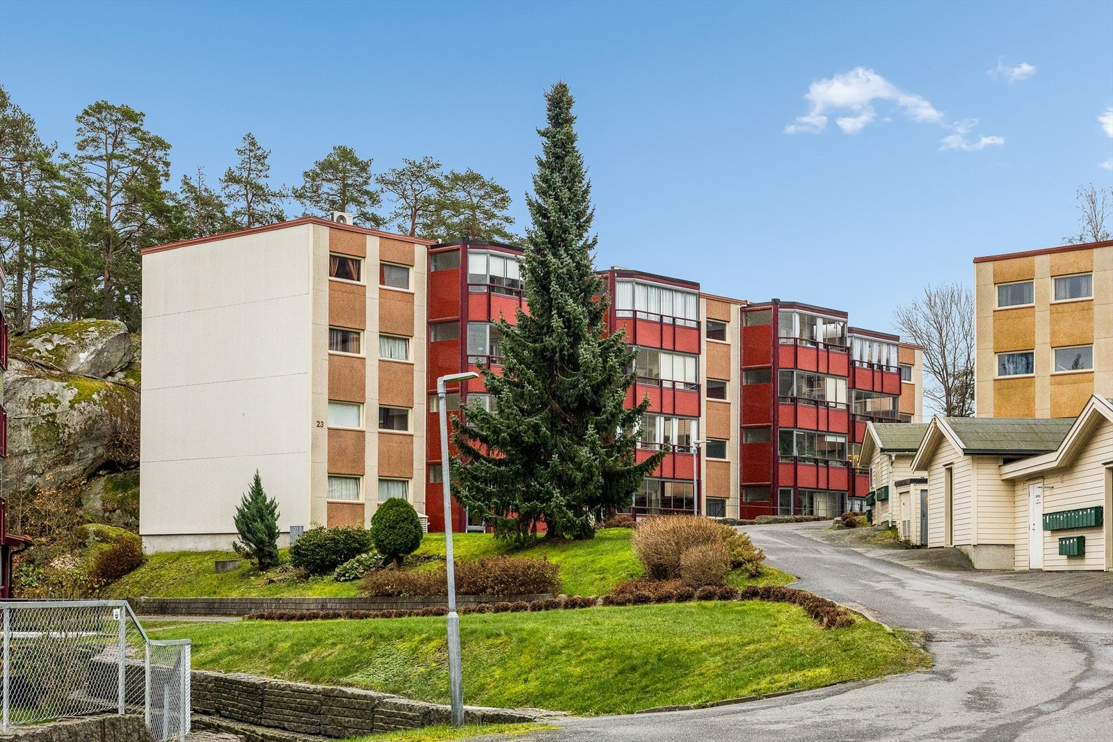 Boligen ligger i et veldrevet borettslag med god økonomi og godt vedlikehold. Her bor du trygt og bekymringsfritt, med fellesområder som er pent opparbeidet og et godt naboskap som gir trivsel i hverdagen. Galleribilde