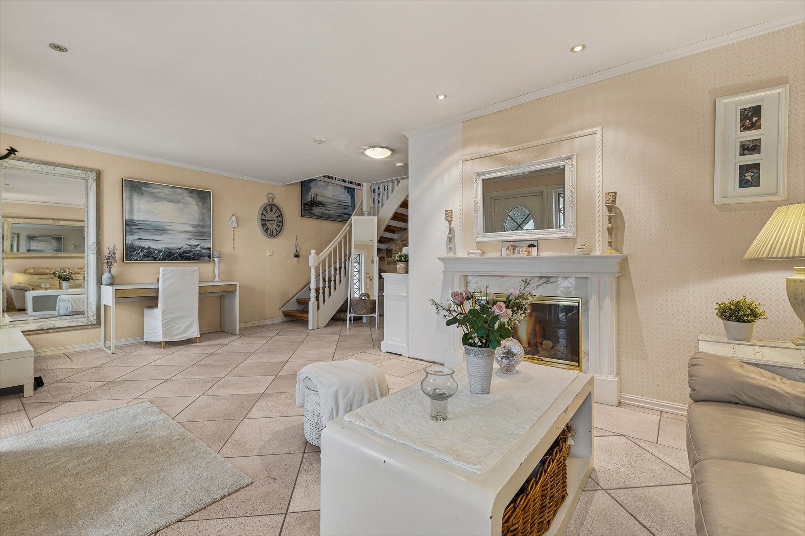 Underetasjen består av entré/gang, bod, soverom, bad og vaskerom. Galleribilde